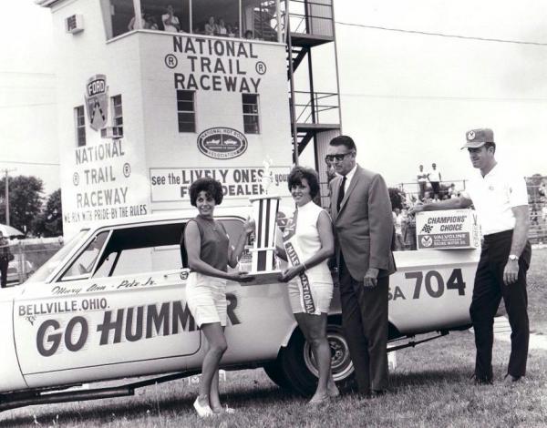 Mary Ann won the Division 3 race at Columbus, it was a big SS race with all the hitters like Sox, Vanke and other factory racers there.
Thats Wally Parks in the picture.