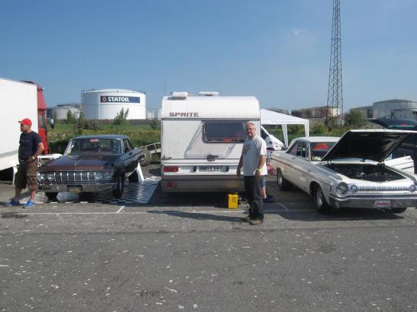 S/SS pit at MECA raceway in Malmoe,Southern Sweden
July 2009
Fredrik Frisberg's SportFury '64 MW  A/SA
and crewmember Lars for my own Polara '64